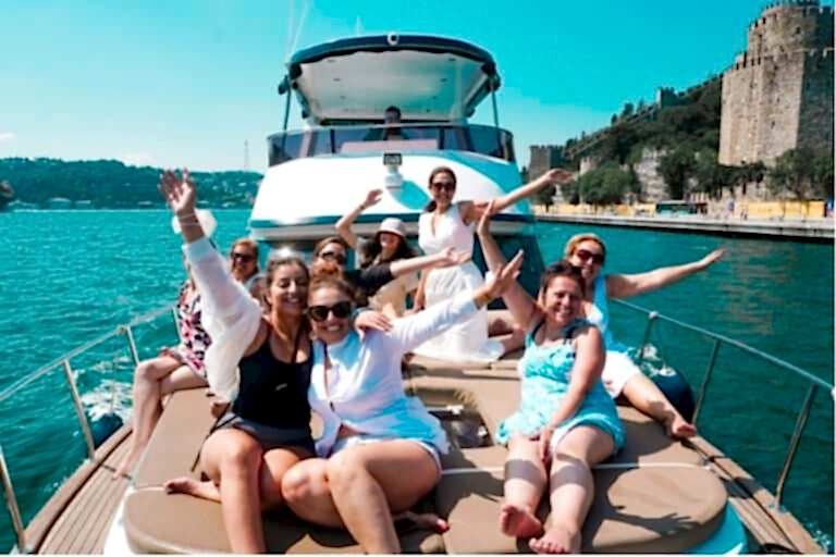 bachelorette party on a yacht - yatta bekarlığa veda partisi