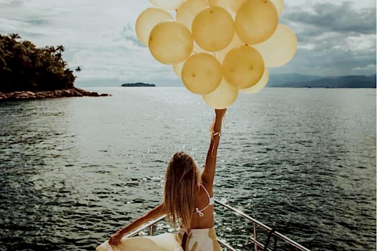 bachelorette party on a yacht - yatta bekarlığa veda partisi