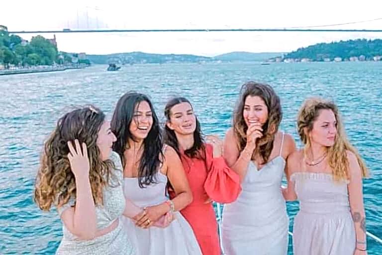 bachelorette party on a yacht - yatta bekarlığa veda partisi