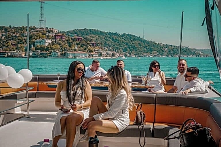 Istanbul Birthday Cruise on Bosphorus - Yatta Doğum Günü