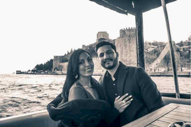 Lotus Yat Anniversary celebration on a yacht, private yacht cruise istanbul, yıl dönümü kutlaması: Private yacht rental in Istanbul