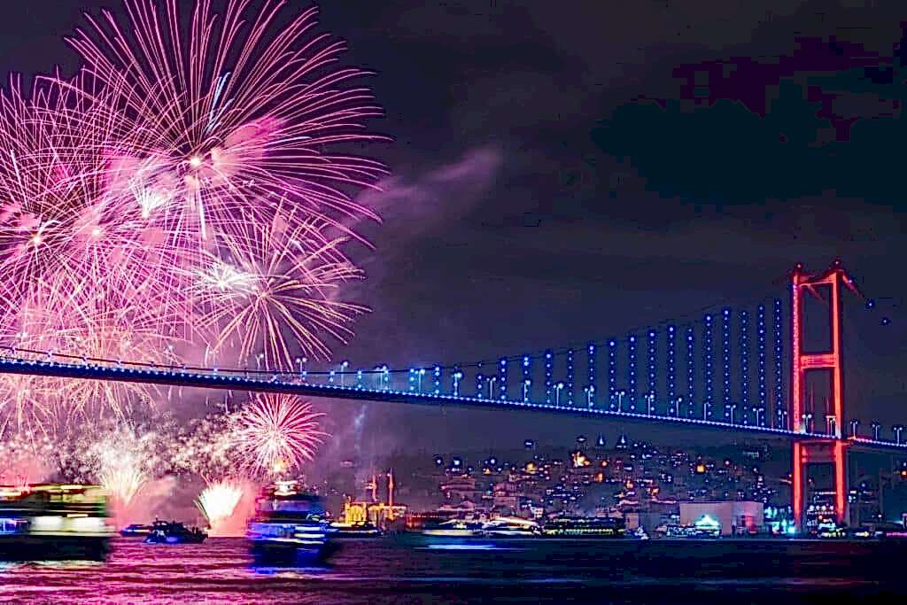 New Year's Eve in Istanbul Yacht Party - Teknede Yılbaşı Partisi, Yılbaşı İçin Yat Kiralama