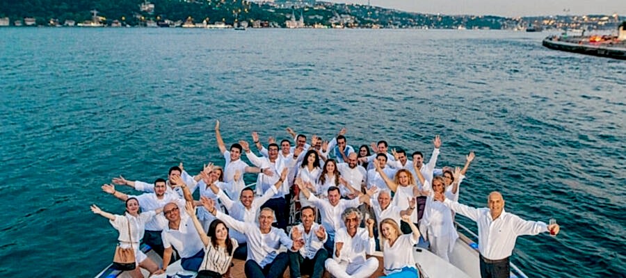 Organize a Corporate Cruise on Bosphorus - Lotus Yachts - Boğaz'da Kurumsal Etkinlikler
