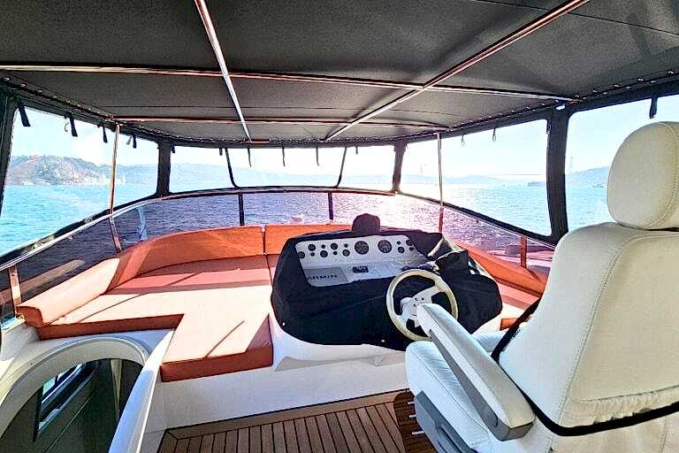 Lotus Yat - 26m Yacht in Istanbul Bosphorus