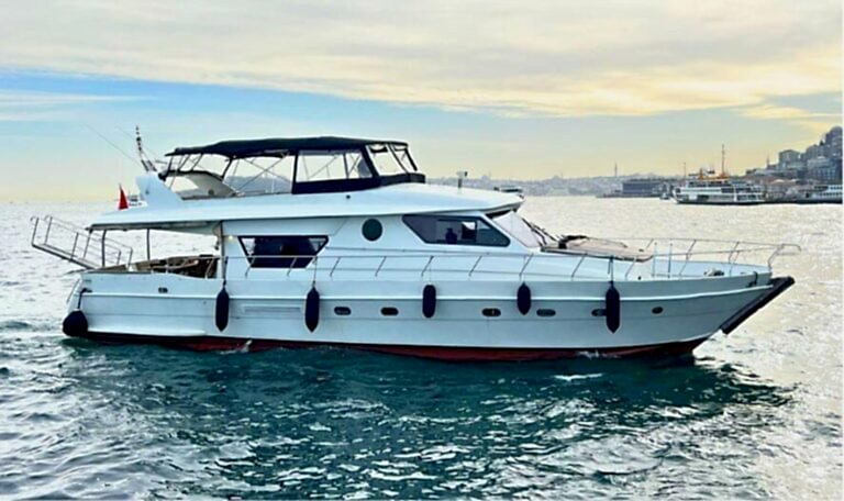Lotus Yat - 21m Yacht Rental