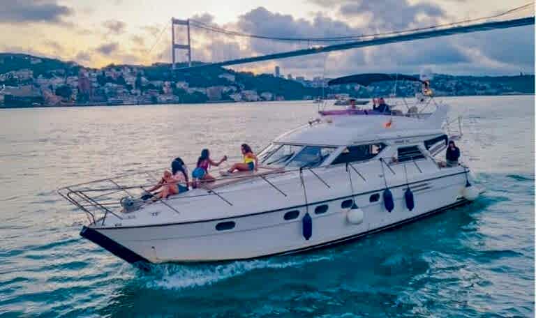 Lotus Yat - 14m Yacht Rental