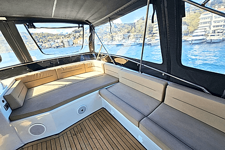 Lotus Yat - 21m Yacht Rental