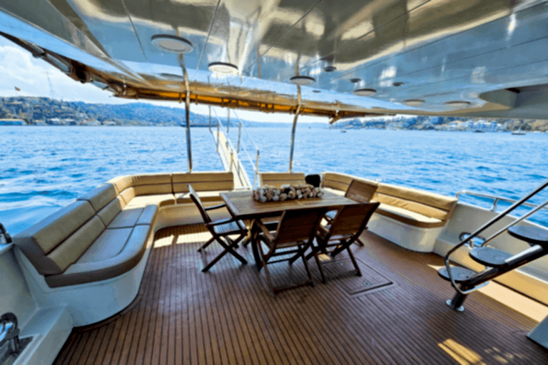 Lotus Yat - 21m Yacht Rental