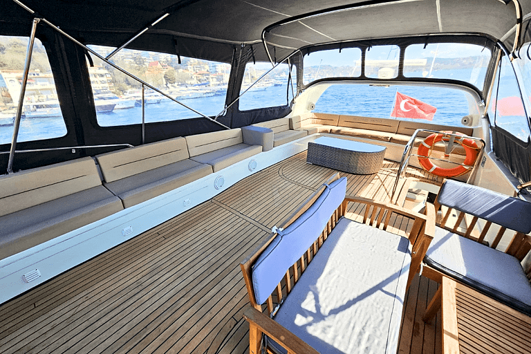 Lotus Yat - 21m Yacht Rental