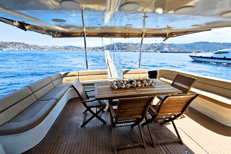 Lotus Yat - 21m Yacht Rental