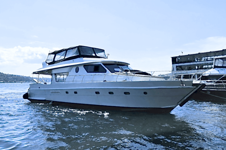 Lotus Yat - 21m Yacht Rental