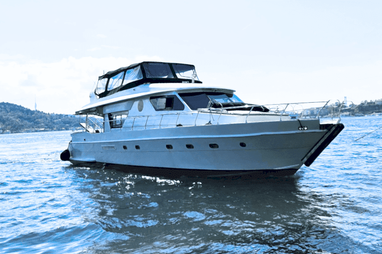 Lotus Yat - 21m Yacht Rental