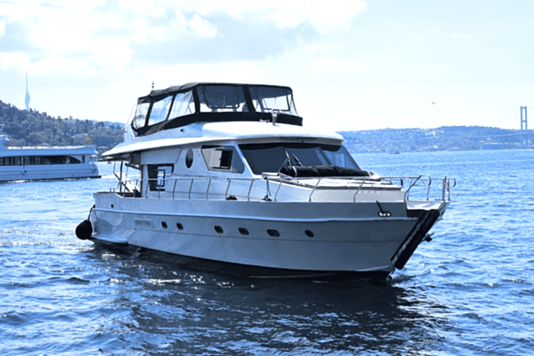 Lotus Yat - 21m Yacht Rental