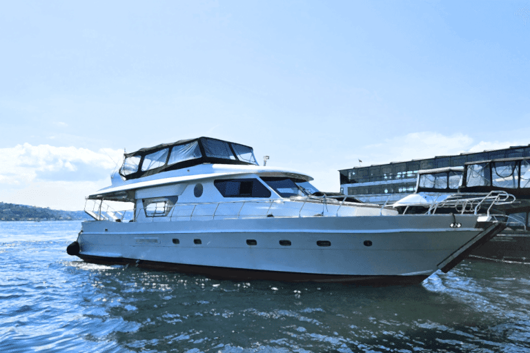 Lotus Yat - 21m Yacht Rental