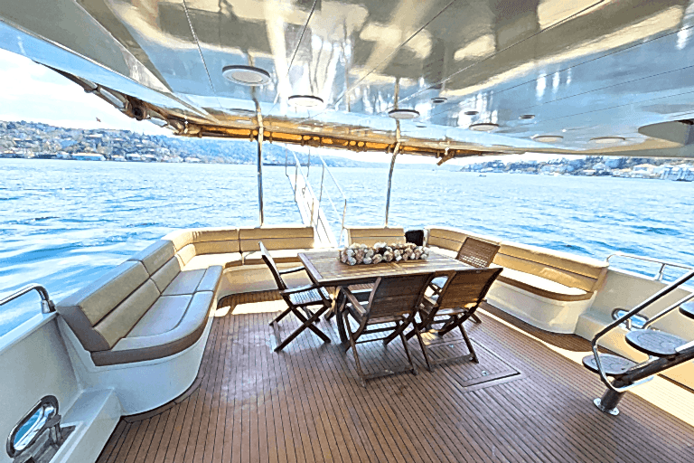 Lotus Yat - 21m Yacht Rental