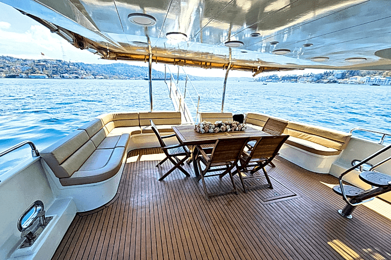 Lotus Yat - 21m Yacht Rental