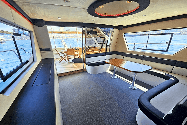 Lotus Yat - 21m Yacht Rental