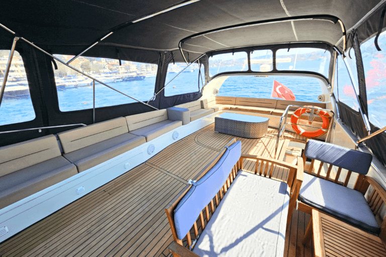 Lotus Yat - 21m Yacht Rental