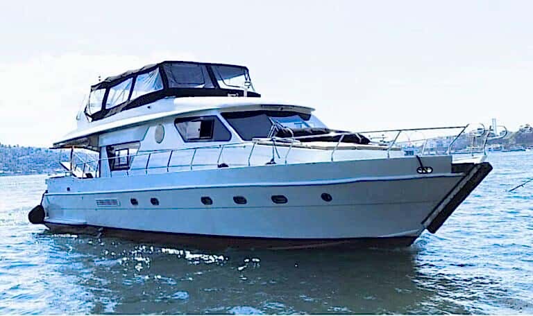 Lotus Yat - 21m Yacht Rental
