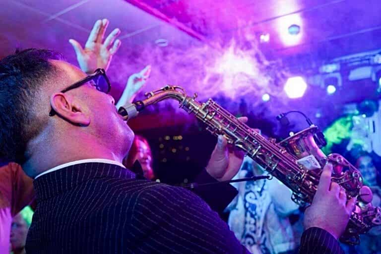 Bosphorus Dinner Cruise with Turkish Dance Shows - Lotus Yat - Boğaz'da Yemekli Türk Dans Gecesi​