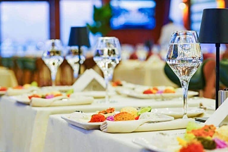 Bosphorus Dinner Cruise with Turkish Dance Shows - Lotus Yat - Boğaz'da Yemekli Türk Dans Gecesi​