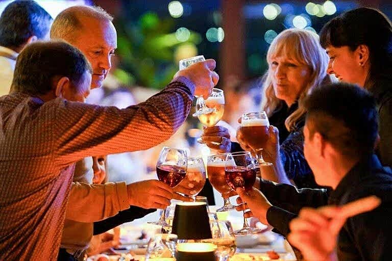 Bosphorus Dinner Cruise with Turkish Dance Shows - Lotus Yat - Boğaz'da Yemekli Türk Dans Gecesi​